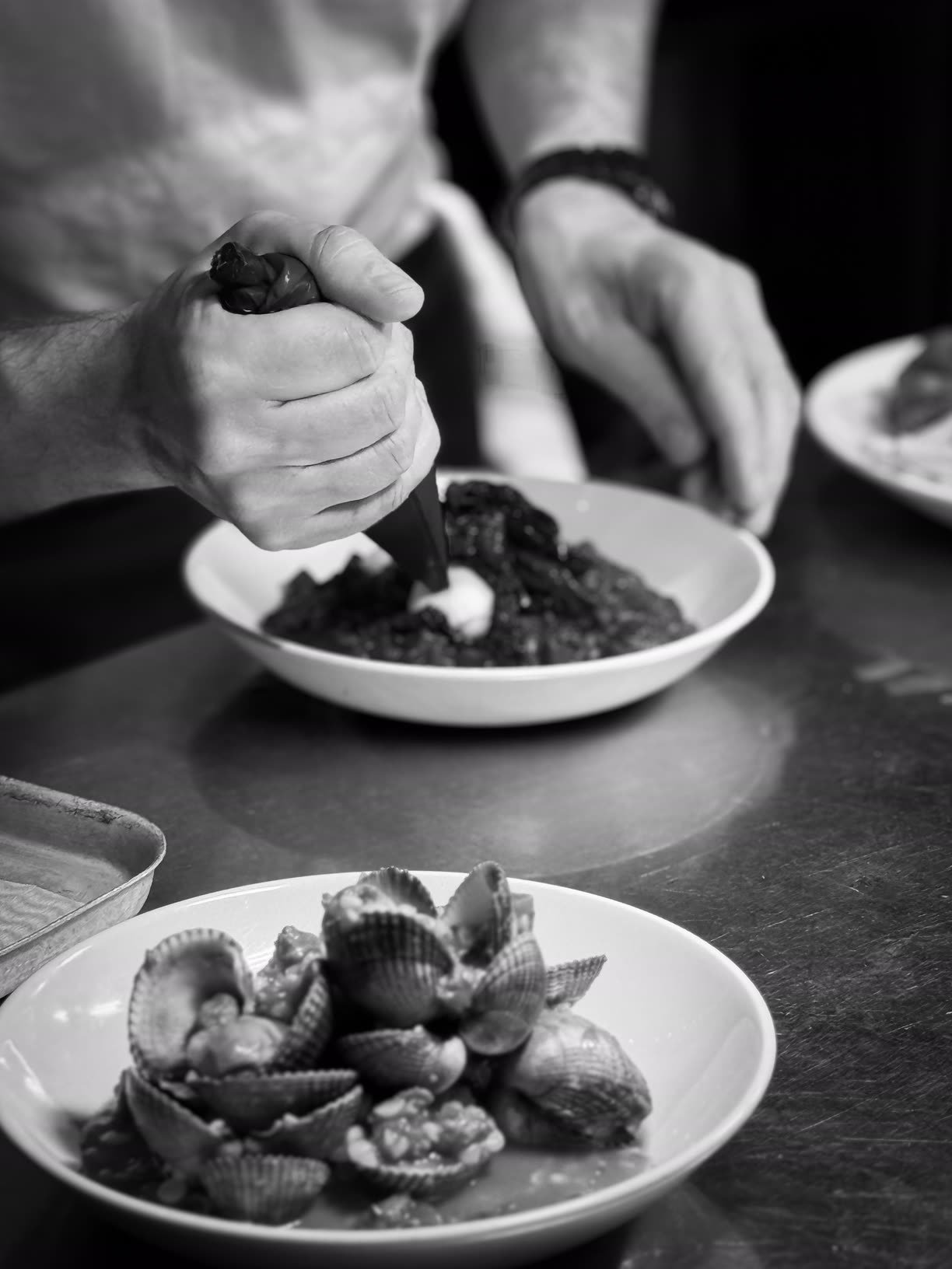 Crabshakk – plating in the kitchen, black and white