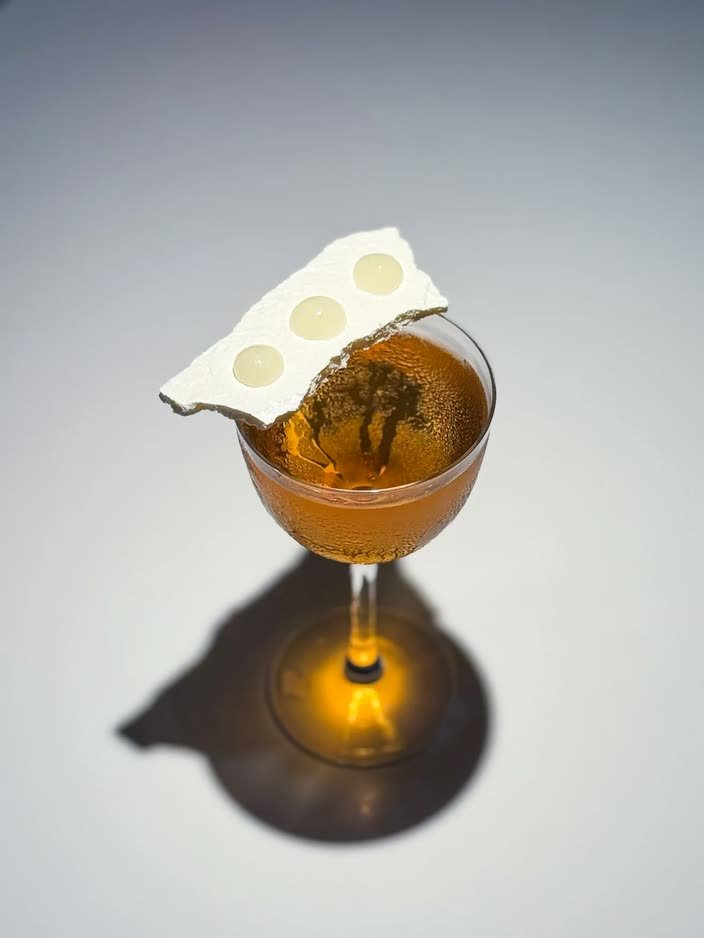 Crabshakk – amber cocktail with a wafer
