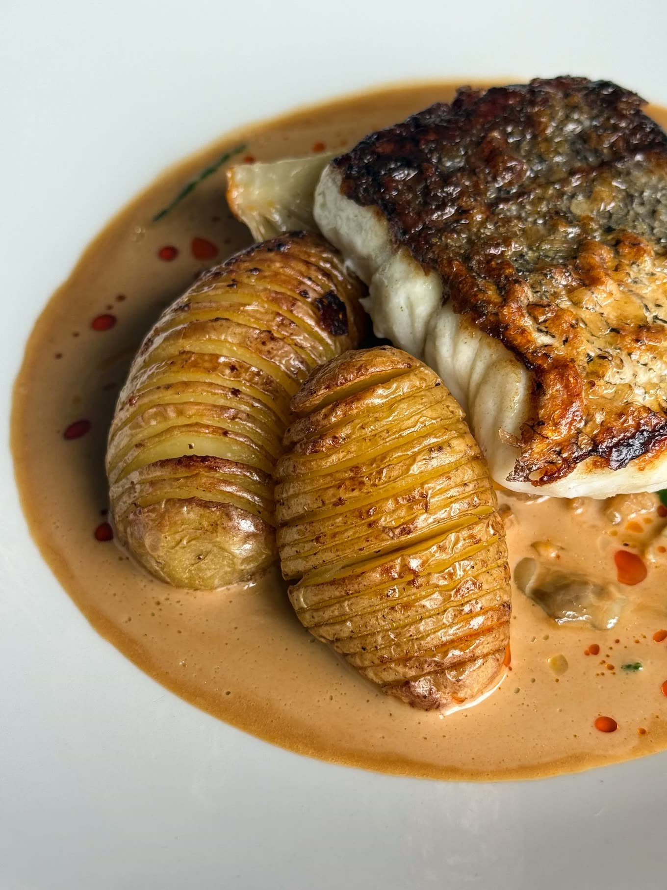 Crabshakk – fish with hasselback potatoes in shellfish sauce