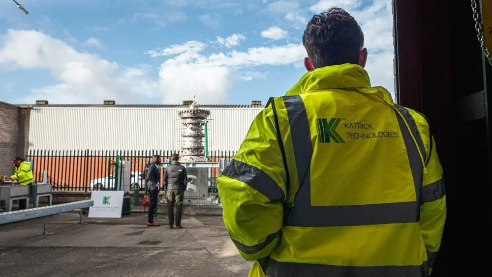 Katrick Technologies – the team on site beside the array