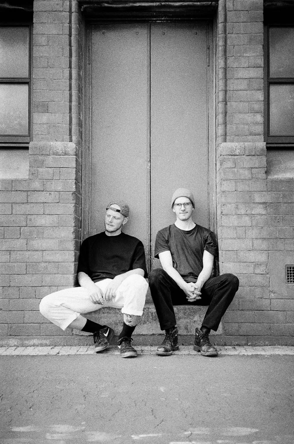 Palace Flophaus – the duo in a doorway, 35mm